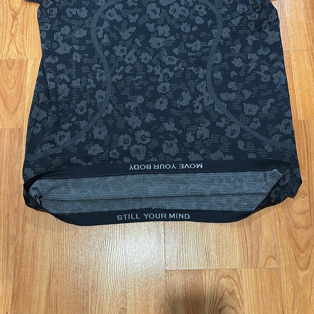 Lululemon Tech Short Sleeve in color Dappled Floral true navy/ocean air - Picture 3 of 6
